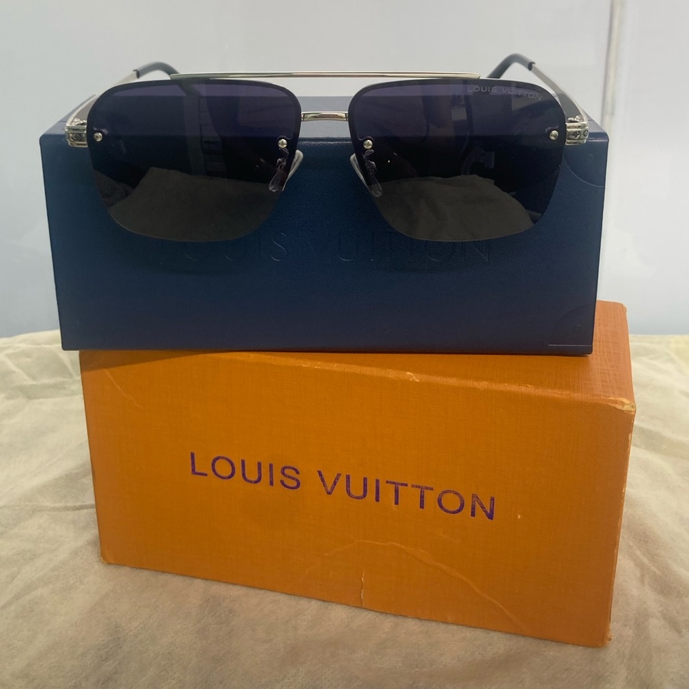 LV glasses like new